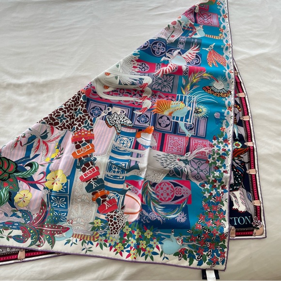 Louis Vuitton Large Scarf Limited Edition 100% Silk - Picture 5 of 8